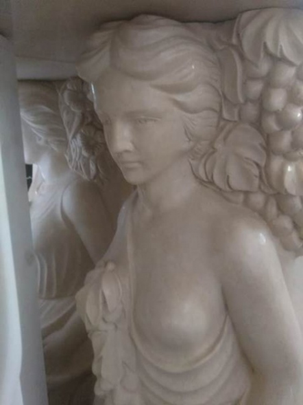 Мраморный портал Кариатида